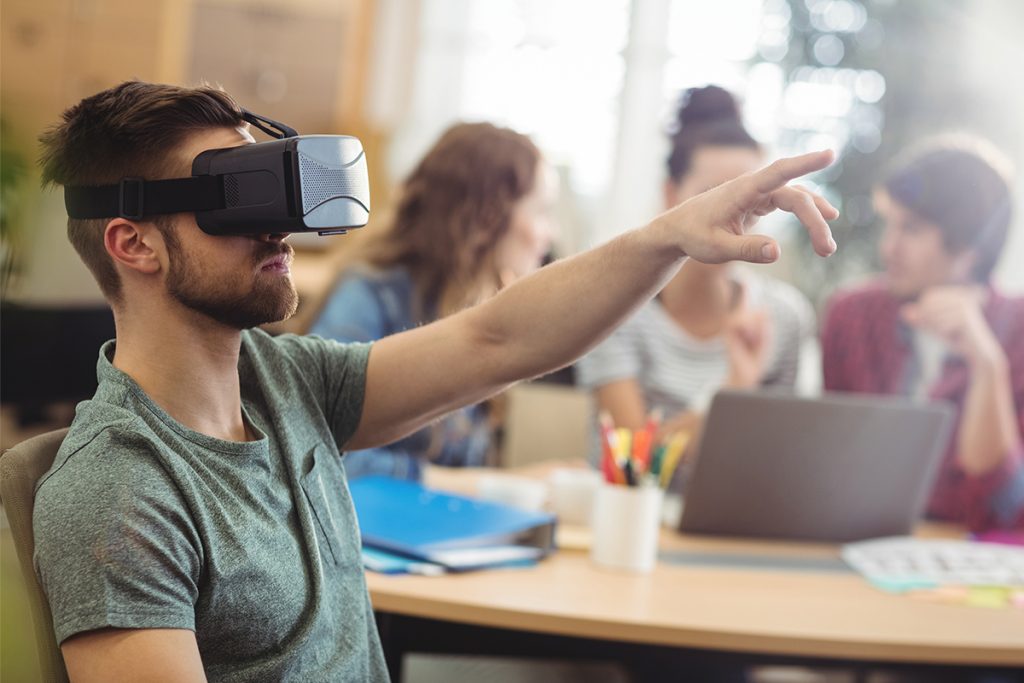 aluno apontando com óculos VR